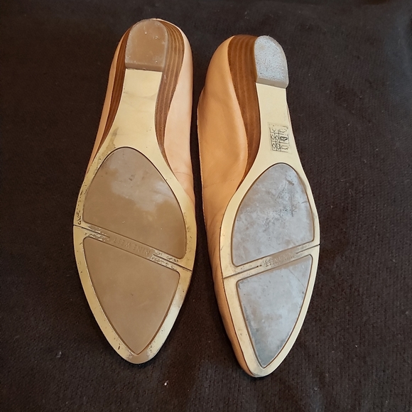 Gently worn Nine West flat - Picture 2 of 4